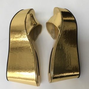 Steven Madden Pre Owned Gold Platform Mules Steven Madden Pre Owned Gold Platform Mules